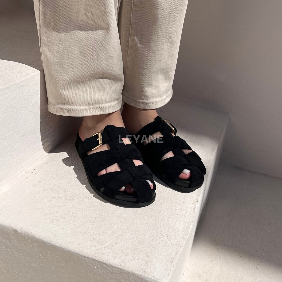 sandales femme, sandales noires, sandales plates, chaussures été, sandales à brides, boucle dorée, chaussures confortables, mode femme, look casual chic, sandales modernes, style minimaliste, chaussures ouvertes, tenue décontractée, tendance été, fashion femme, sandales pratiques, chaussures légères, style urbain