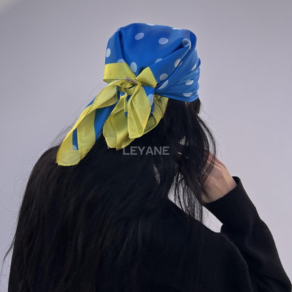 #Foulard #ModeFemme #StyleÉlégant #AccessoireChic #LookModerne #Tendance2026 #HairStyle #PolkaDots #FashionInspiration #ChicEtSimple