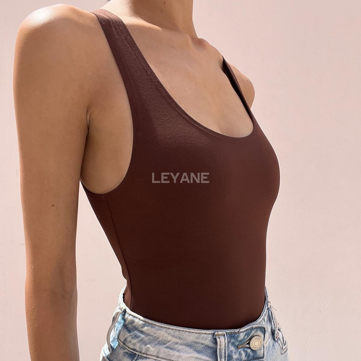top femme, top soirée, top à sequins, top dos nu, top événement, top habillé, top chic, top élégant, top tendance, top en ligne, top noir, top marron, top brillant, top glamour, top court, top long, top ajusté, top moderne, top fashion, top party, top femme maroc, top maroc, top leyane, top leyane maroc, top marrakech, top casablanca, top rabat, top fes, top tanger, top agadir, outfit femme, outfit soirée, outfit chic, outfit for a date, ootd
