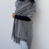 écharpes femme, écharpes élégantes, écharpes chic, écharpes tendance, écharpes modernes, écharpes intemporelles, écharpes classiques, écharpes minimalistes, écharpes raffinées, écharpes douces, écharpes confortables, écharpes chaudes, écharpes légères, écharpes en laine, écharpes en cachemire, écharpes en maille, écharpes en tissu doux, écharpes imprimées, écharpes unies, écharpes à motifs, écharpes léopard, écharpes à carreaux, écharpes fleuries, écharpes colorées, écharpes neutres, écharpes beige, écharpe