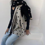 foulard femme, foulard élégant, foulard chic, foulard classique, foulard moderne, foulard tendance, foulard intemporel, foulard luxe, foulard premium, foulard soie, foulard satin, foulard mousseline, foulard léger, foulard doux, foulard fluide, foulard imprimé, foulard uni, foulard à motifs, foulard minimaliste, foulard clean look, foulard fashion, foulard stylé, foulard habillé, foulard quotidien, foulard casual, foulard workwear, foulard bureau, foulard soirée, foulard polyvalent, foulard carré, foulard l