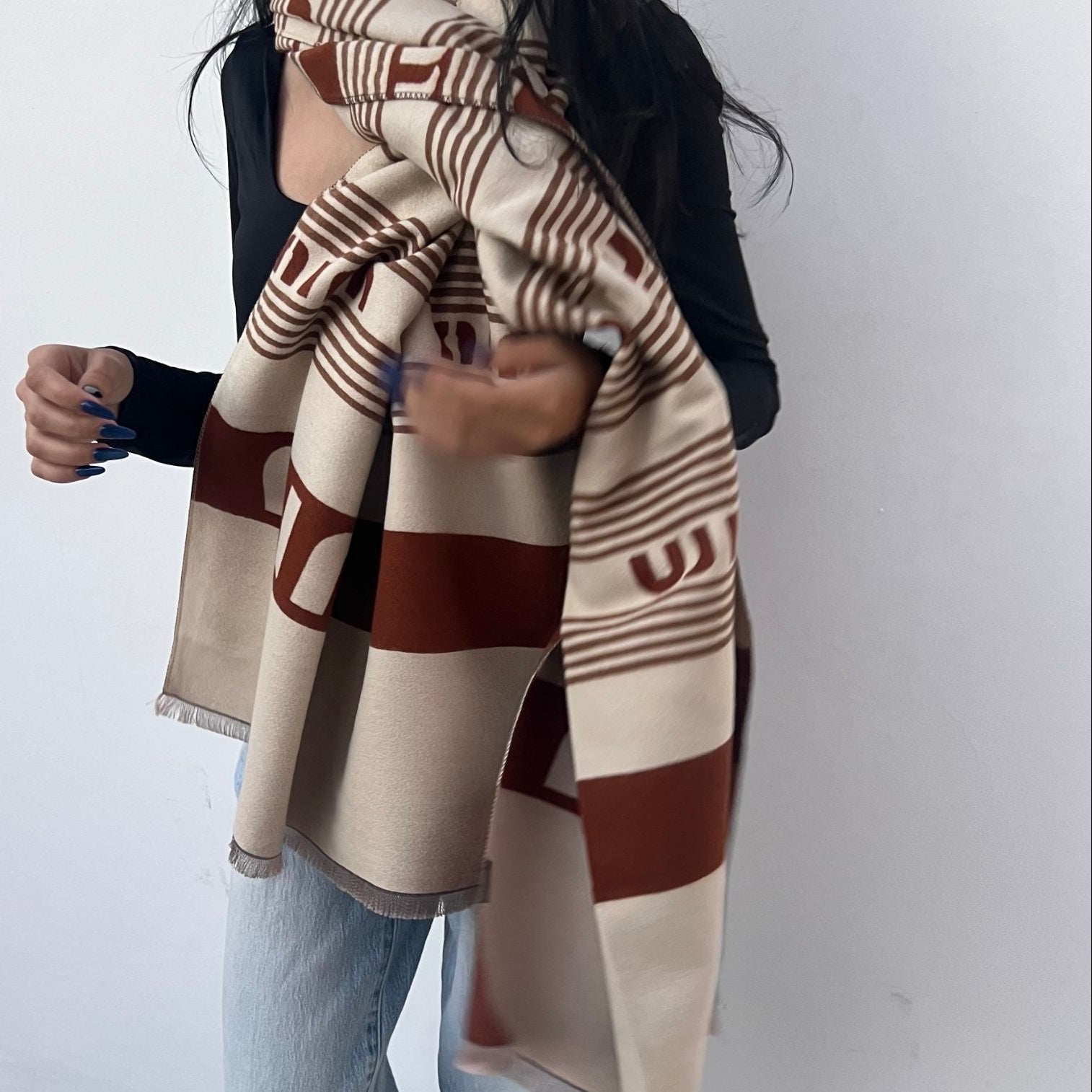 foulard femme, foulard élégant, foulard chic, foulard classique, foulard moderne, foulard tendance, foulard intemporel, foulard luxe, foulard premium, foulard soie, foulard satin, foulard mousseline, foulard léger, foulard doux, foulard fluide, foulard imprimé, foulard uni, foulard à motifs, foulard minimaliste, foulard clean look, foulard fashion, foulard stylé, foulard habillé, foulard quotidien, foulard casual, foulard workwear, foulard bureau, foulard soirée, foulard polyvalent, foulard carré, foulard l