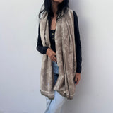 foulard femme, foulard élégant, foulard chic, foulard classique, foulard moderne, foulard tendance, foulard intemporel, foulard luxe, foulard premium, foulard soie, foulard satin, foulard mousseline, foulard léger, foulard doux, foulard fluide, foulard imprimé, foulard uni, foulard à motifs, foulard minimaliste, foulard clean look, foulard fashion, foulard stylé, foulard habillé, foulard quotidien, foulard casual, foulard workwear, foulard bureau, foulard soirée, foulard polyvalent, foulard carré, foulard l