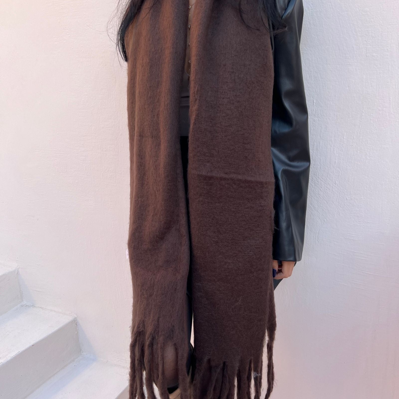 foulard femme, foulard élégant, foulard chic, foulard classique, foulard moderne, foulard tendance, foulard intemporel, foulard luxe, foulard premium, foulard soie, foulard satin, foulard mousseline, foulard léger, foulard doux, foulard fluide, foulard imprimé, foulard uni, foulard à motifs, foulard minimaliste, foulard clean look, foulard fashion, foulard stylé, foulard habillé, foulard quotidien, foulard casual, foulard workwear, foulard bureau, foulard soirée, foulard polyvalent, foulard carré, foulard l