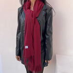 foulard femme, foulard élégant, foulard chic, foulard classique, foulard moderne, foulard tendance, foulard intemporel, foulard luxe, foulard premium, foulard soie, foulard satin, foulard mousseline, foulard léger, foulard doux, foulard fluide, foulard imprimé, foulard uni, foulard à motifs, foulard minimaliste, foulard clean look, foulard fashion, foulard stylé, foulard habillé, foulard quotidien, foulard casual, foulard workwear, foulard bureau, foulard soirée, foulard polyvalent, foulard carré, foulard l