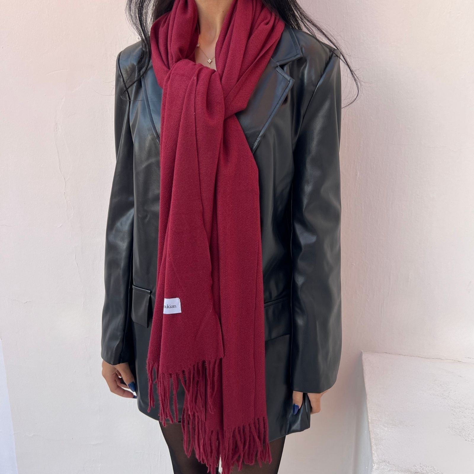 foulard femme, foulard élégant, foulard chic, foulard classique, foulard moderne, foulard tendance, foulard intemporel, foulard luxe, foulard premium, foulard soie, foulard satin, foulard mousseline, foulard léger, foulard doux, foulard fluide, foulard imprimé, foulard uni, foulard à motifs, foulard minimaliste, foulard clean look, foulard fashion, foulard stylé, foulard habillé, foulard quotidien, foulard casual, foulard workwear, foulard bureau, foulard soirée, foulard polyvalent, foulard carré, foulard l