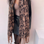 foulard femme, foulard élégant, foulard chic, foulard classique, foulard moderne, foulard tendance, foulard intemporel, foulard luxe, foulard premium, foulard soie, foulard satin, foulard mousseline, foulard léger, foulard doux, foulard fluide, foulard imprimé, foulard uni, foulard à motifs, foulard minimaliste, foulard clean look, foulard fashion, foulard stylé, foulard habillé, foulard quotidien, foulard casual, foulard workwear, foulard bureau, foulard soirée, foulard polyvalent, foulard carré, foulard l