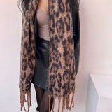 foulard femme, foulard élégant, foulard chic, foulard classique, foulard moderne, foulard tendance, foulard intemporel, foulard luxe, foulard premium, foulard soie, foulard satin, foulard mousseline, foulard léger, foulard doux, foulard fluide, foulard imprimé, foulard uni, foulard à motifs, foulard minimaliste, foulard clean look, foulard fashion, foulard stylé, foulard habillé, foulard quotidien, foulard casual, foulard workwear, foulard bureau, foulard soirée, foulard polyvalent, foulard carré, foulard l
