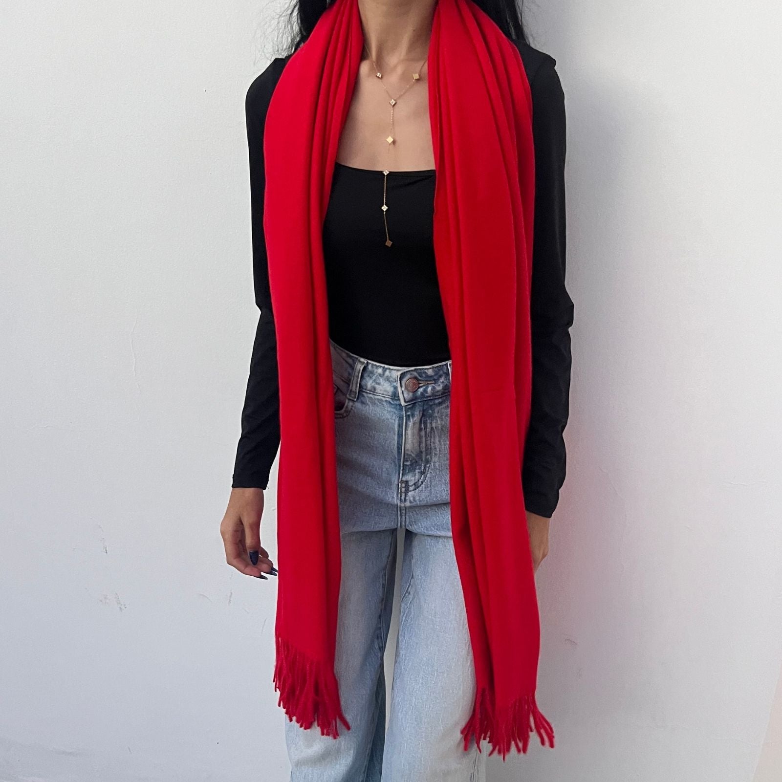 foulard femme, foulard élégant, foulard chic, foulard classique, foulard moderne, foulard tendance, foulard intemporel, foulard luxe, foulard premium, foulard soie, foulard satin, foulard mousseline, foulard léger, foulard doux, foulard fluide, foulard imprimé, foulard uni, foulard à motifs, foulard minimaliste, foulard clean look, foulard fashion, foulard stylé, foulard habillé, foulard quotidien, foulard casual, foulard workwear, foulard bureau, foulard soirée, foulard polyvalent, foulard carré, foulard l