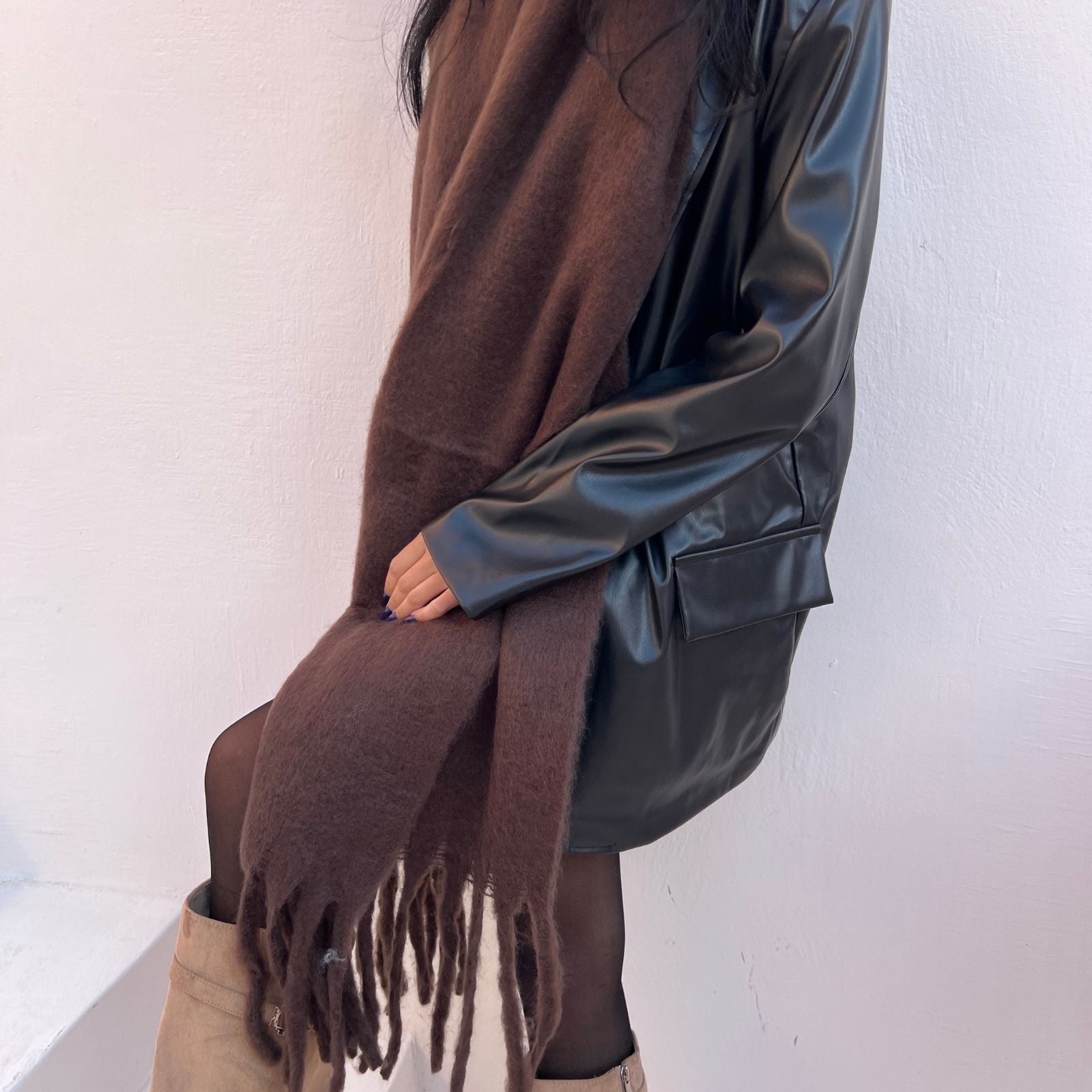 foulard femme, foulard élégant, foulard chic, foulard classique, foulard moderne, foulard tendance, foulard intemporel, foulard luxe, foulard premium, foulard soie, foulard satin, foulard mousseline, foulard léger, foulard doux, foulard fluide, foulard imprimé, foulard uni, foulard à motifs, foulard minimaliste, foulard clean look, foulard fashion, foulard stylé, foulard habillé, foulard quotidien, foulard casual, foulard workwear, foulard bureau, foulard soirée, foulard polyvalent, foulard carré, foulard l