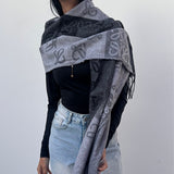 foulard femme, foulard élégant, foulard chic, foulard classique, foulard moderne, foulard tendance, foulard intemporel, foulard luxe, foulard premium, foulard soie, foulard satin, foulard mousseline, foulard léger, foulard doux, foulard fluide, foulard imprimé, foulard uni, foulard à motifs, foulard minimaliste, foulard clean look, foulard fashion, foulard stylé, foulard habillé, foulard quotidien, foulard casual, foulard workwear, foulard bureau, foulard soirée, foulard polyvalent, foulard carré, foulard l