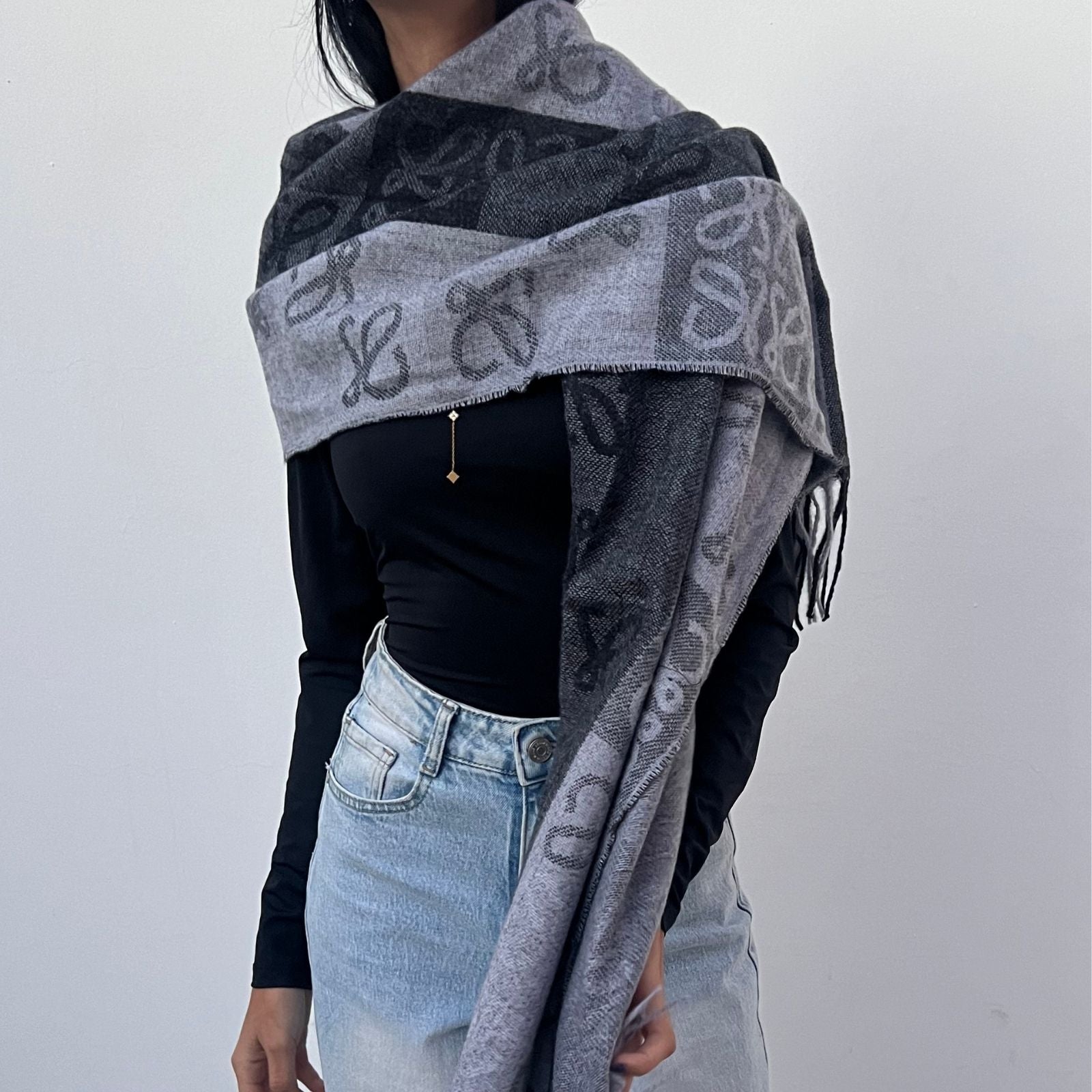 foulard femme, foulard élégant, foulard chic, foulard classique, foulard moderne, foulard tendance, foulard intemporel, foulard luxe, foulard premium, foulard soie, foulard satin, foulard mousseline, foulard léger, foulard doux, foulard fluide, foulard imprimé, foulard uni, foulard à motifs, foulard minimaliste, foulard clean look, foulard fashion, foulard stylé, foulard habillé, foulard quotidien, foulard casual, foulard workwear, foulard bureau, foulard soirée, foulard polyvalent, foulard carré, foulard l