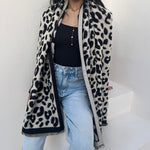 foulard femme, foulard élégant, foulard chic, foulard classique, foulard moderne, foulard tendance, foulard intemporel, foulard luxe, foulard premium, foulard soie, foulard satin, foulard mousseline, foulard léger, foulard doux, foulard fluide, foulard imprimé, foulard uni, foulard à motifs, foulard minimaliste, foulard clean look, foulard fashion, foulard stylé, foulard habillé, foulard quotidien, foulard casual, foulard workwear, foulard bureau, foulard soirée, foulard polyvalent, foulard carré, foulard l