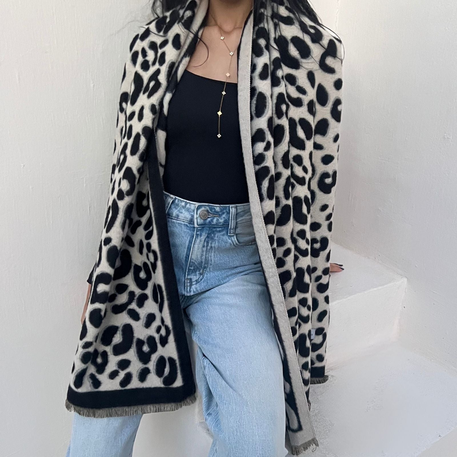 foulard femme, foulard élégant, foulard chic, foulard classique, foulard moderne, foulard tendance, foulard intemporel, foulard luxe, foulard premium, foulard soie, foulard satin, foulard mousseline, foulard léger, foulard doux, foulard fluide, foulard imprimé, foulard uni, foulard à motifs, foulard minimaliste, foulard clean look, foulard fashion, foulard stylé, foulard habillé, foulard quotidien, foulard casual, foulard workwear, foulard bureau, foulard soirée, foulard polyvalent, foulard carré, foulard l