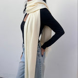foulard femme, foulard élégant, foulard chic, foulard classique, foulard moderne, foulard tendance, foulard intemporel, foulard luxe, foulard premium, foulard soie, foulard satin, foulard mousseline, foulard léger, foulard doux, foulard fluide, foulard imprimé, foulard uni, foulard à motifs, foulard minimaliste, foulard clean look, foulard fashion, foulard stylé, foulard habillé, foulard quotidien, foulard casual, foulard workwear, foulard bureau, foulard soirée, foulard polyvalent, foulard carré, foulard l