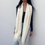 foulard femme, foulard élégant, foulard chic, foulard classique, foulard moderne, foulard tendance, foulard intemporel, foulard luxe, foulard premium, foulard soie, foulard satin, foulard mousseline, foulard léger, foulard doux, foulard fluide, foulard imprimé, foulard uni, foulard à motifs, foulard minimaliste, foulard clean look, foulard fashion, foulard stylé, foulard habillé, foulard quotidien, foulard casual, foulard workwear, foulard bureau, foulard soirée, foulard polyvalent, foulard carré, foulard l