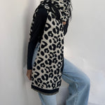 foulard femme, foulard élégant, foulard chic, foulard classique, foulard moderne, foulard tendance, foulard intemporel, foulard luxe, foulard premium, foulard soie, foulard satin, foulard mousseline, foulard léger, foulard doux, foulard fluide, foulard imprimé, foulard uni, foulard à motifs, foulard minimaliste, foulard clean look, foulard fashion, foulard stylé, foulard habillé, foulard quotidien, foulard casual, foulard workwear, foulard bureau, foulard soirée, foulard polyvalent, foulard carré, foulard l