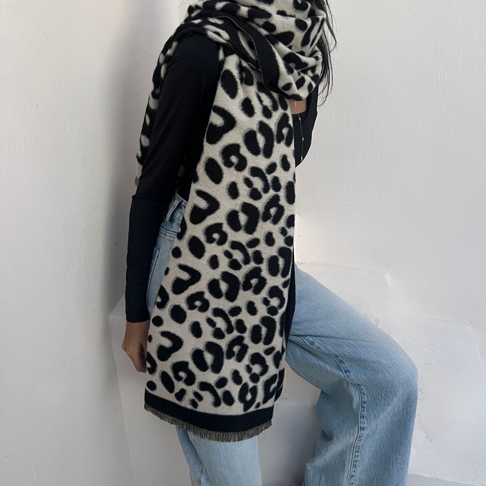 foulard femme, foulard élégant, foulard chic, foulard classique, foulard moderne, foulard tendance, foulard intemporel, foulard luxe, foulard premium, foulard soie, foulard satin, foulard mousseline, foulard léger, foulard doux, foulard fluide, foulard imprimé, foulard uni, foulard à motifs, foulard minimaliste, foulard clean look, foulard fashion, foulard stylé, foulard habillé, foulard quotidien, foulard casual, foulard workwear, foulard bureau, foulard soirée, foulard polyvalent, foulard carré, foulard l