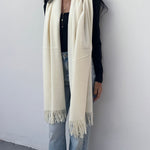 foulard femme, foulard élégant, foulard chic, foulard classique, foulard moderne, foulard tendance, foulard intemporel, foulard luxe, foulard premium, foulard soie, foulard satin, foulard mousseline, foulard léger, foulard doux, foulard fluide, foulard imprimé, foulard uni, foulard à motifs, foulard minimaliste, foulard clean look, foulard fashion, foulard stylé, foulard habillé, foulard quotidien, foulard casual, foulard workwear, foulard bureau, foulard soirée, foulard polyvalent, foulard carré, foulard l