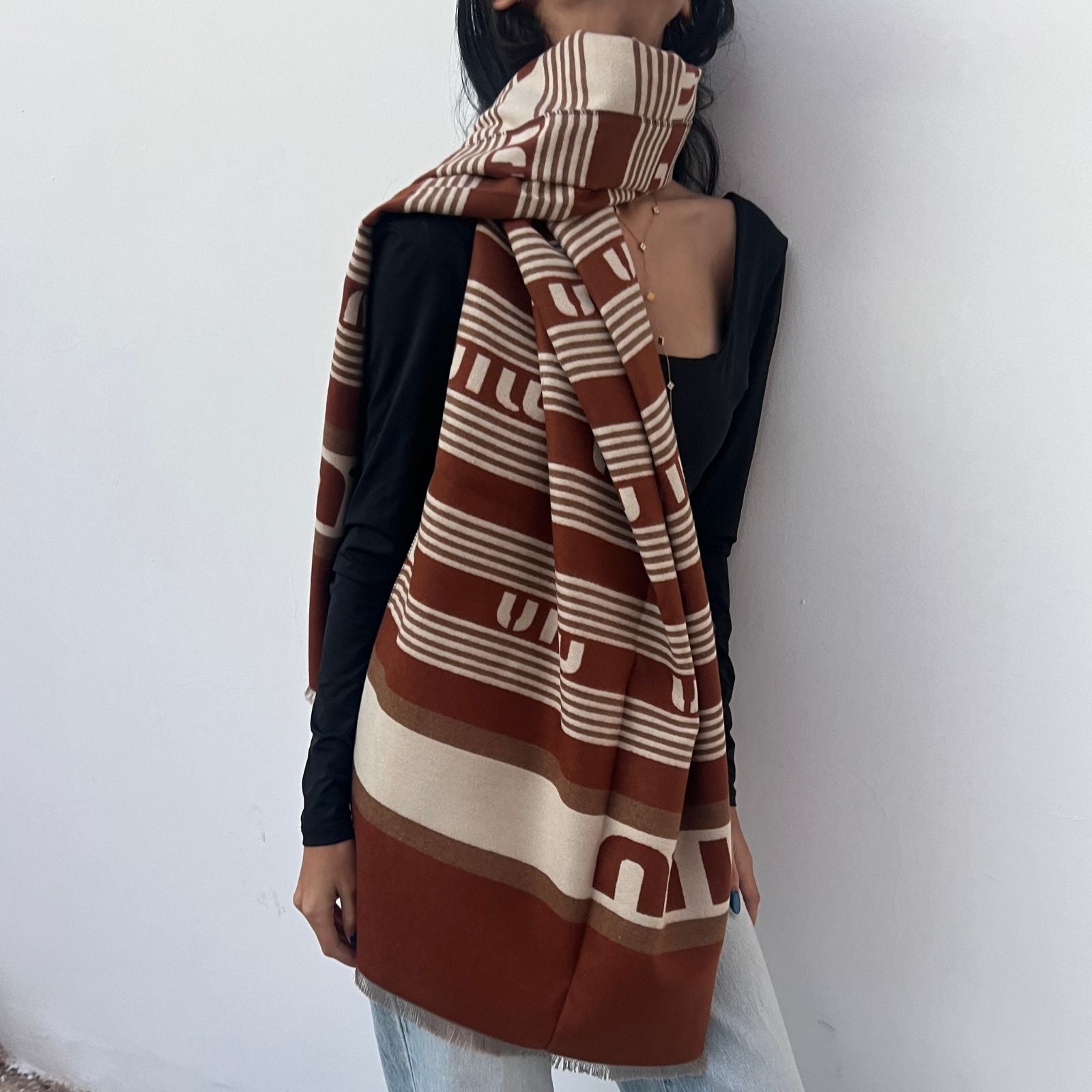 foulard femme, foulard élégant, foulard chic, foulard classique, foulard moderne, foulard tendance, foulard intemporel, foulard luxe, foulard premium, foulard soie, foulard satin, foulard mousseline, foulard léger, foulard doux, foulard fluide, foulard imprimé, foulard uni, foulard à motifs, foulard minimaliste, foulard clean look, foulard fashion, foulard stylé, foulard habillé, foulard quotidien, foulard casual, foulard workwear, foulard bureau, foulard soirée, foulard polyvalent, foulard carré, foulard l