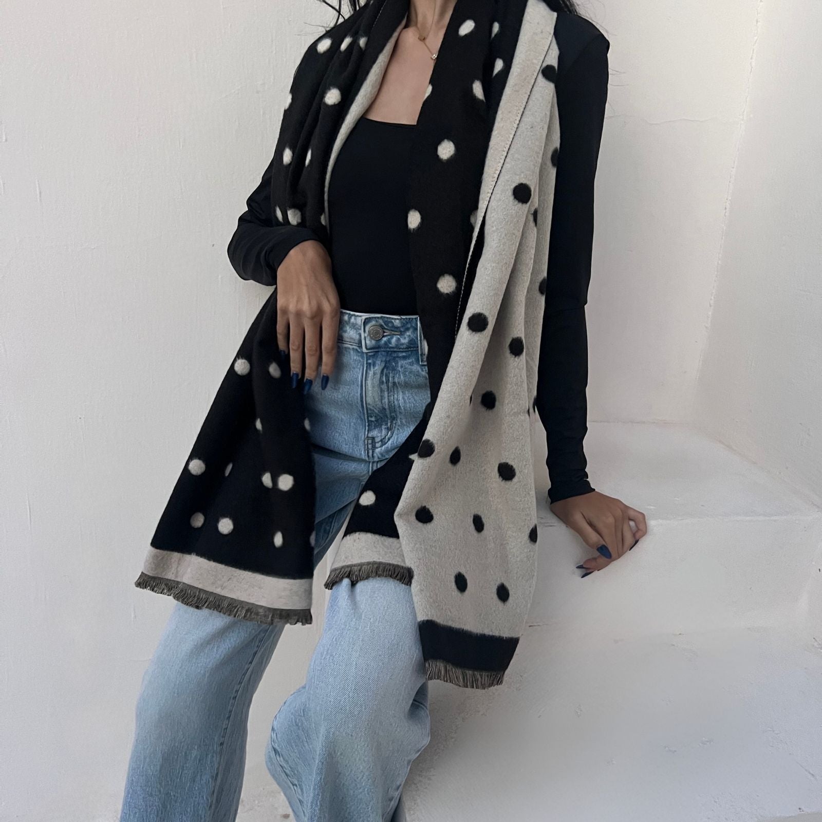 foulard femme, foulard élégant, foulard chic, foulard classique, foulard moderne, foulard tendance, foulard intemporel, foulard luxe, foulard premium, foulard soie, foulard satin, foulard mousseline, foulard léger, foulard doux, foulard fluide, foulard imprimé, foulard uni, foulard à motifs, foulard minimaliste, foulard clean look, foulard fashion, foulard stylé, foulard habillé, foulard quotidien, foulard casual, foulard workwear, foulard bureau, foulard soirée, foulard polyvalent, foulard carré, foulard l