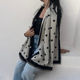 foulard femme, foulard élégant, foulard chic, foulard classique, foulard moderne, foulard tendance, foulard intemporel, foulard luxe, foulard premium, foulard soie, foulard satin, foulard mousseline, foulard léger, foulard doux, foulard fluide, foulard imprimé, foulard uni, foulard à motifs, foulard minimaliste, foulard clean look, foulard fashion, foulard stylé, foulard habillé, foulard quotidien, foulard casual, foulard workwear, foulard bureau, foulard soirée, foulard polyvalent, foulard carré, foulard l