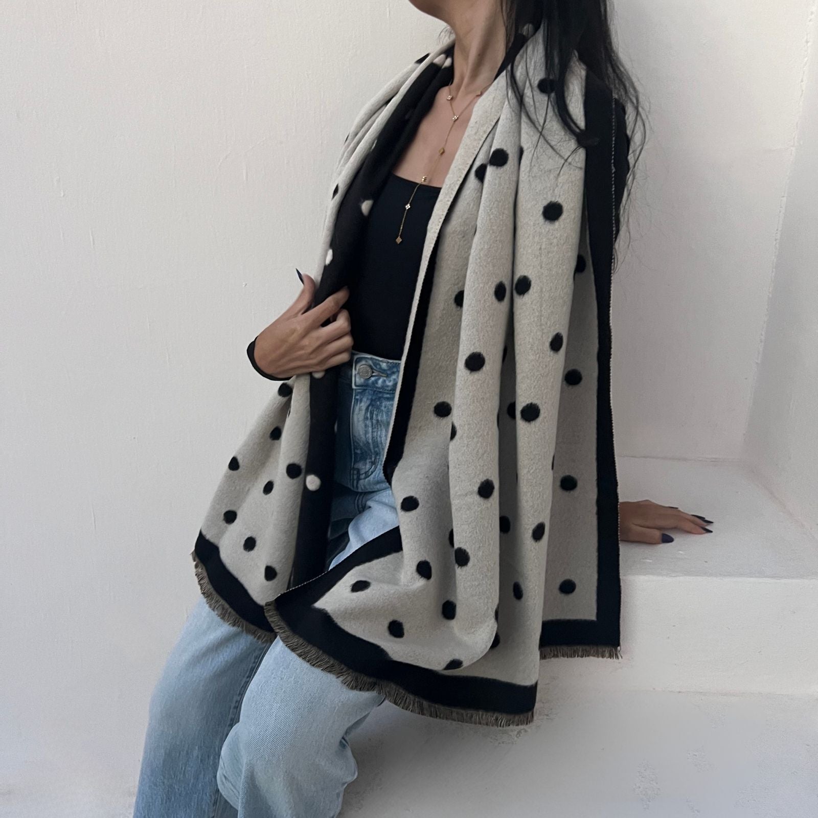 foulard femme, foulard élégant, foulard chic, foulard classique, foulard moderne, foulard tendance, foulard intemporel, foulard luxe, foulard premium, foulard soie, foulard satin, foulard mousseline, foulard léger, foulard doux, foulard fluide, foulard imprimé, foulard uni, foulard à motifs, foulard minimaliste, foulard clean look, foulard fashion, foulard stylé, foulard habillé, foulard quotidien, foulard casual, foulard workwear, foulard bureau, foulard soirée, foulard polyvalent, foulard carré, foulard l