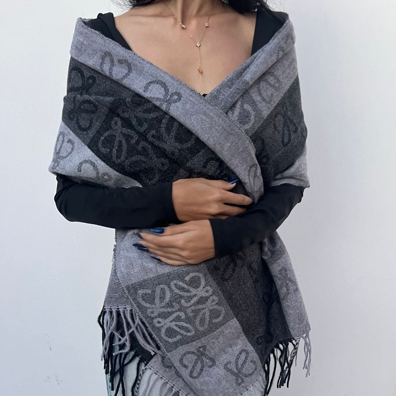 foulard femme, foulard élégant, foulard chic, foulard classique, foulard moderne, foulard tendance, foulard intemporel, foulard luxe, foulard premium, foulard soie, foulard satin, foulard mousseline, foulard léger, foulard doux, foulard fluide, foulard imprimé, foulard uni, foulard à motifs, foulard minimaliste, foulard clean look, foulard fashion, foulard stylé, foulard habillé, foulard quotidien, foulard casual, foulard workwear, foulard bureau, foulard soirée, foulard polyvalent, foulard carré, foulard l