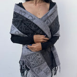 foulard femme, foulard élégant, foulard chic, foulard classique, foulard moderne, foulard tendance, foulard intemporel, foulard luxe, foulard premium, foulard soie, foulard satin, foulard mousseline, foulard léger, foulard doux, foulard fluide, foulard imprimé, foulard uni, foulard à motifs, foulard minimaliste, foulard clean look, foulard fashion, foulard stylé, foulard habillé, foulard quotidien, foulard casual, foulard workwear, foulard bureau, foulard soirée, foulard polyvalent, foulard carré, foulard l