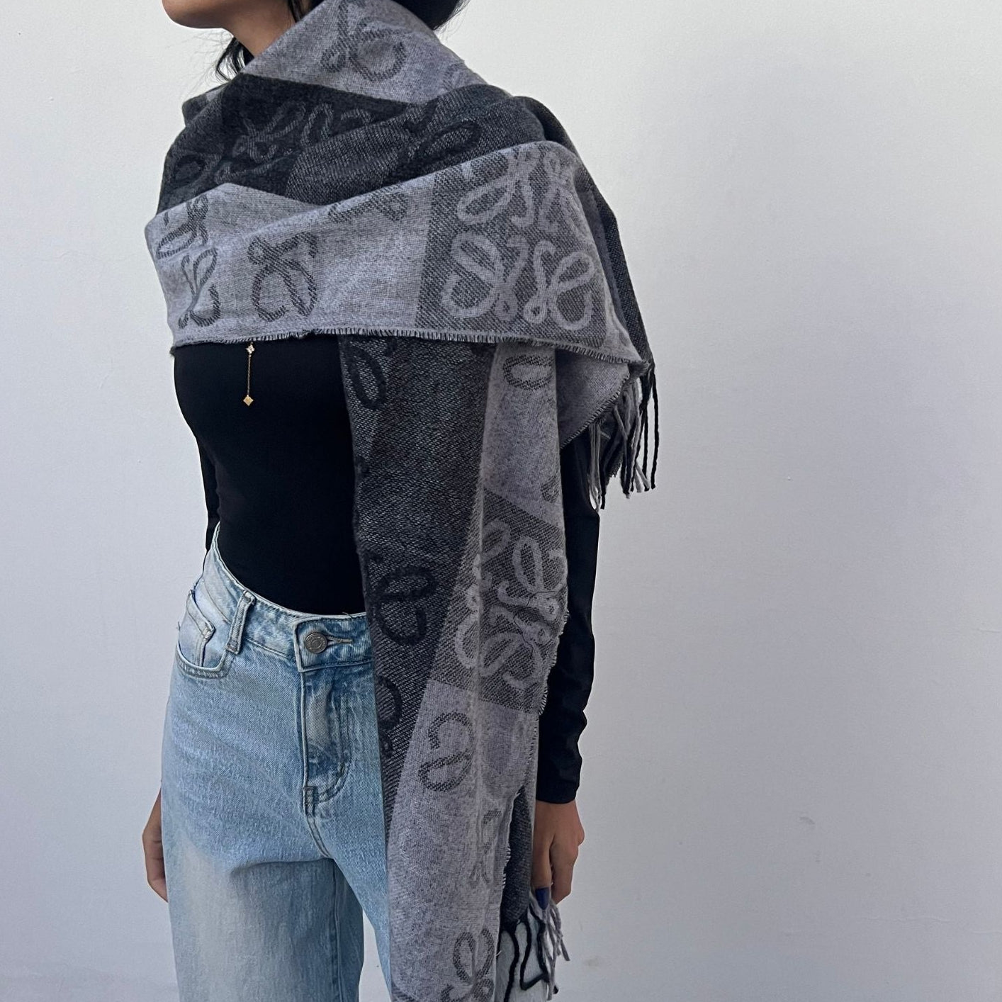 foulard femme, foulard élégant, foulard chic, foulard classique, foulard moderne, foulard tendance, foulard intemporel, foulard luxe, foulard premium, foulard soie, foulard satin, foulard mousseline, foulard léger, foulard doux, foulard fluide, foulard imprimé, foulard uni, foulard à motifs, foulard minimaliste, foulard clean look, foulard fashion, foulard stylé, foulard habillé, foulard quotidien, foulard casual, foulard workwear, foulard bureau, foulard soirée, foulard polyvalent, foulard carré, foulard l