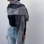 foulard femme, foulard élégant, foulard chic, foulard classique, foulard moderne, foulard tendance, foulard intemporel, foulard luxe, foulard premium, foulard soie, foulard satin, foulard mousseline, foulard léger, foulard doux, foulard fluide, foulard imprimé, foulard uni, foulard à motifs, foulard minimaliste, foulard clean look, foulard fashion, foulard stylé, foulard habillé, foulard quotidien, foulard casual, foulard workwear, foulard bureau, foulard soirée, foulard polyvalent, foulard carré, foulard l