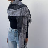 foulard femme, foulard élégant, foulard chic, foulard classique, foulard moderne, foulard tendance, foulard intemporel, foulard luxe, foulard premium, foulard soie, foulard satin, foulard mousseline, foulard léger, foulard doux, foulard fluide, foulard imprimé, foulard uni, foulard à motifs, foulard minimaliste, foulard clean look, foulard fashion, foulard stylé, foulard habillé, foulard quotidien, foulard casual, foulard workwear, foulard bureau, foulard soirée, foulard polyvalent, foulard carré, foulard l