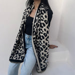 foulard femme, foulard élégant, foulard chic, foulard classique, foulard moderne, foulard tendance, foulard intemporel, foulard luxe, foulard premium, foulard soie, foulard satin, foulard mousseline, foulard léger, foulard doux, foulard fluide, foulard imprimé, foulard uni, foulard à motifs, foulard minimaliste, foulard clean look, foulard fashion, foulard stylé, foulard habillé, foulard quotidien, foulard casual, foulard workwear, foulard bureau, foulard soirée, foulard polyvalent, foulard carré, foulard l