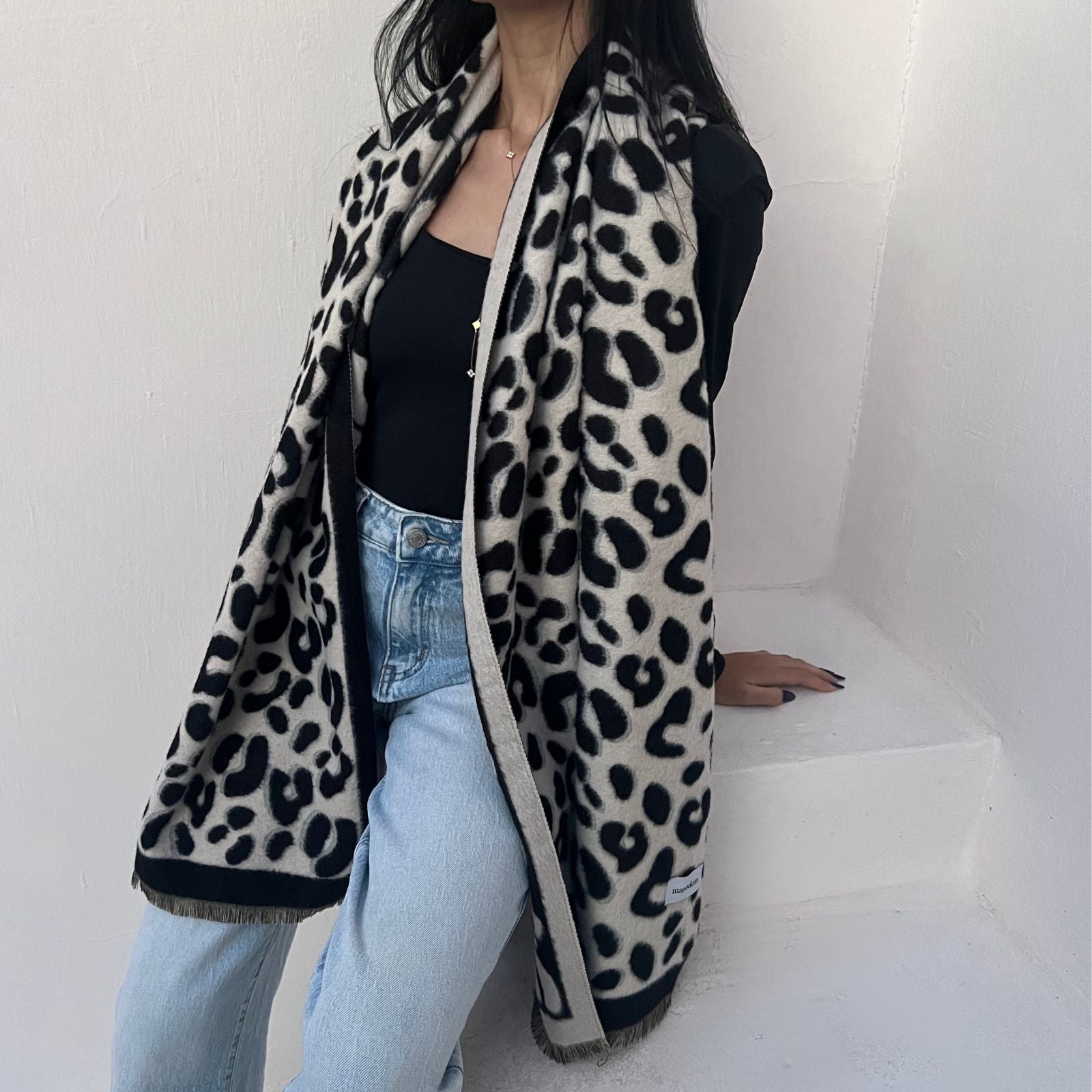 foulard femme, foulard élégant, foulard chic, foulard classique, foulard moderne, foulard tendance, foulard intemporel, foulard luxe, foulard premium, foulard soie, foulard satin, foulard mousseline, foulard léger, foulard doux, foulard fluide, foulard imprimé, foulard uni, foulard à motifs, foulard minimaliste, foulard clean look, foulard fashion, foulard stylé, foulard habillé, foulard quotidien, foulard casual, foulard workwear, foulard bureau, foulard soirée, foulard polyvalent, foulard carré, foulard l