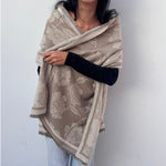 foulard femme, foulard élégant, foulard chic, foulard classique, foulard moderne, foulard tendance, foulard intemporel, foulard luxe, foulard premium, foulard soie, foulard satin, foulard mousseline, foulard léger, foulard doux, foulard fluide, foulard imprimé, foulard uni, foulard à motifs, foulard minimaliste, foulard clean look, foulard fashion, foulard stylé, foulard habillé, foulard quotidien, foulard casual, foulard workwear, foulard bureau, foulard soirée, foulard polyvalent, foulard carré, foulard l