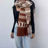 foulard femme, foulard élégant, foulard chic, foulard classique, foulard moderne, foulard tendance, foulard intemporel, foulard luxe, foulard premium, foulard soie, foulard satin, foulard mousseline, foulard léger, foulard doux, foulard fluide, foulard imprimé, foulard uni, foulard à motifs, foulard minimaliste, foulard clean look, foulard fashion, foulard stylé, foulard habillé, foulard quotidien, foulard casual, foulard workwear, foulard bureau, foulard soirée, foulard polyvalent, foulard carré, foulard l