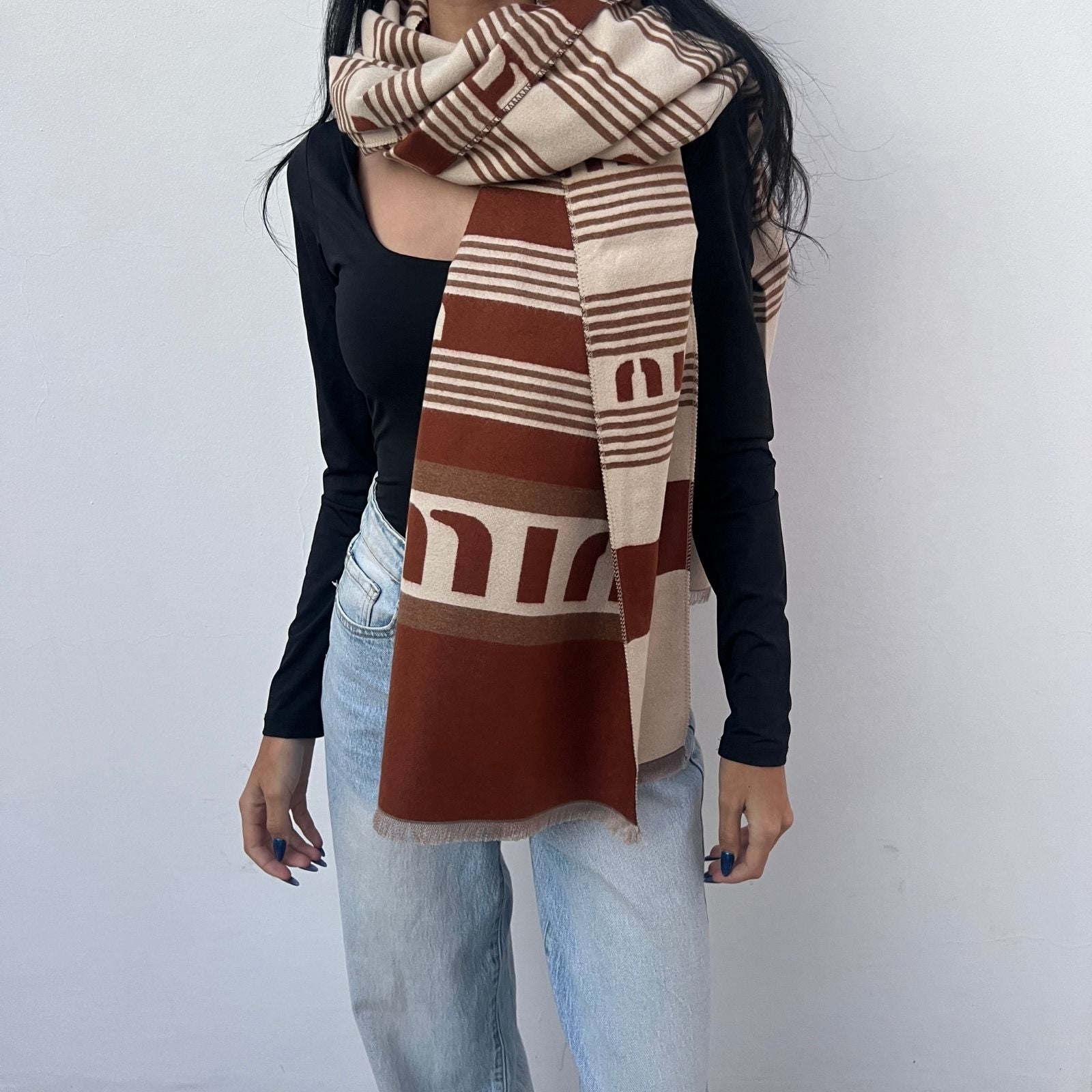 foulard femme, foulard élégant, foulard chic, foulard classique, foulard moderne, foulard tendance, foulard intemporel, foulard luxe, foulard premium, foulard soie, foulard satin, foulard mousseline, foulard léger, foulard doux, foulard fluide, foulard imprimé, foulard uni, foulard à motifs, foulard minimaliste, foulard clean look, foulard fashion, foulard stylé, foulard habillé, foulard quotidien, foulard casual, foulard workwear, foulard bureau, foulard soirée, foulard polyvalent, foulard carré, foulard l