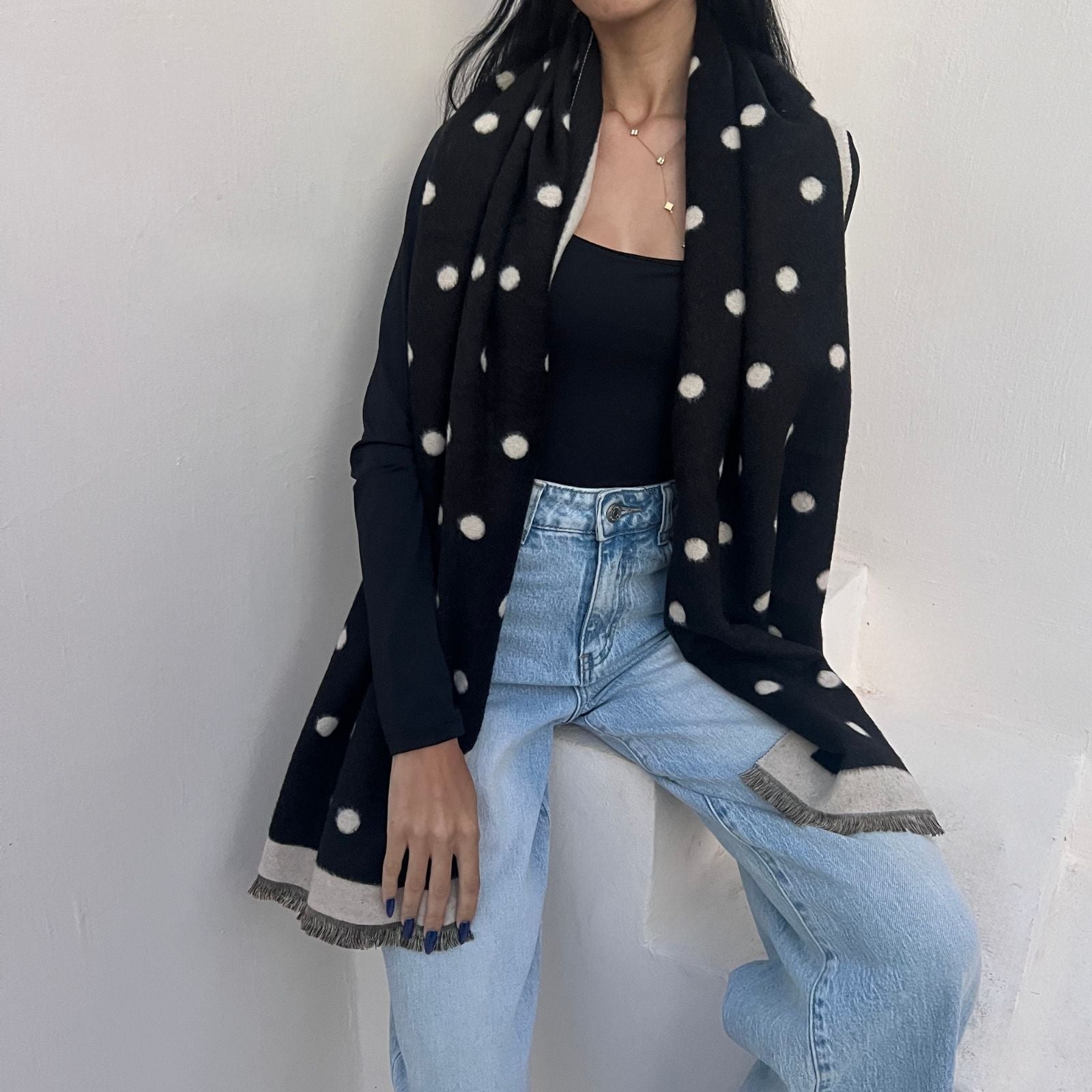 foulard femme, foulard élégant, foulard chic, foulard classique, foulard moderne, foulard tendance, foulard intemporel, foulard luxe, foulard premium, foulard soie, foulard satin, foulard mousseline, foulard léger, foulard doux, foulard fluide, foulard imprimé, foulard uni, foulard à motifs, foulard minimaliste, foulard clean look, foulard fashion, foulard stylé, foulard habillé, foulard quotidien, foulard casual, foulard workwear, foulard bureau, foulard soirée, foulard polyvalent, foulard carré, foulard l