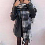 écharpes femme, écharpes élégantes, écharpes chic, écharpes tendance, écharpes modernes, écharpes intemporelles, écharpes classiques, écharpes minimalistes, écharpes raffinées, écharpes douces, écharpes confortables, écharpes chaudes, écharpes légères, écharpes en laine, écharpes en cachemire, écharpes en maille, écharpes en tissu doux, écharpes imprimées, écharpes unies, écharpes à motifs, écharpes léopard, écharpes à carreaux, écharpes fleuries, écharpes colorées, écharpes neutres, écharpes beige, écharpe
