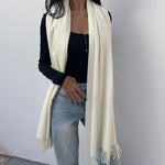 foulard femme, foulard élégant, foulard chic, foulard classique, foulard moderne, foulard tendance, foulard intemporel, foulard luxe, foulard premium, foulard soie, foulard satin, foulard mousseline, foulard léger, foulard doux, foulard fluide, foulard imprimé, foulard uni, foulard à motifs, foulard minimaliste, foulard clean look, foulard fashion, foulard stylé, foulard habillé, foulard quotidien, foulard casual, foulard workwear, foulard bureau, foulard soirée, foulard polyvalent, foulard carré, foulard l