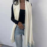 foulard femme, foulard élégant, foulard chic, foulard classique, foulard moderne, foulard tendance, foulard intemporel, foulard luxe, foulard premium, foulard soie, foulard satin, foulard mousseline, foulard léger, foulard doux, foulard fluide, foulard imprimé, foulard uni, foulard à motifs, foulard minimaliste, foulard clean look, foulard fashion, foulard stylé, foulard habillé, foulard quotidien, foulard casual, foulard workwear, foulard bureau, foulard soirée, foulard polyvalent, foulard carré, foulard l