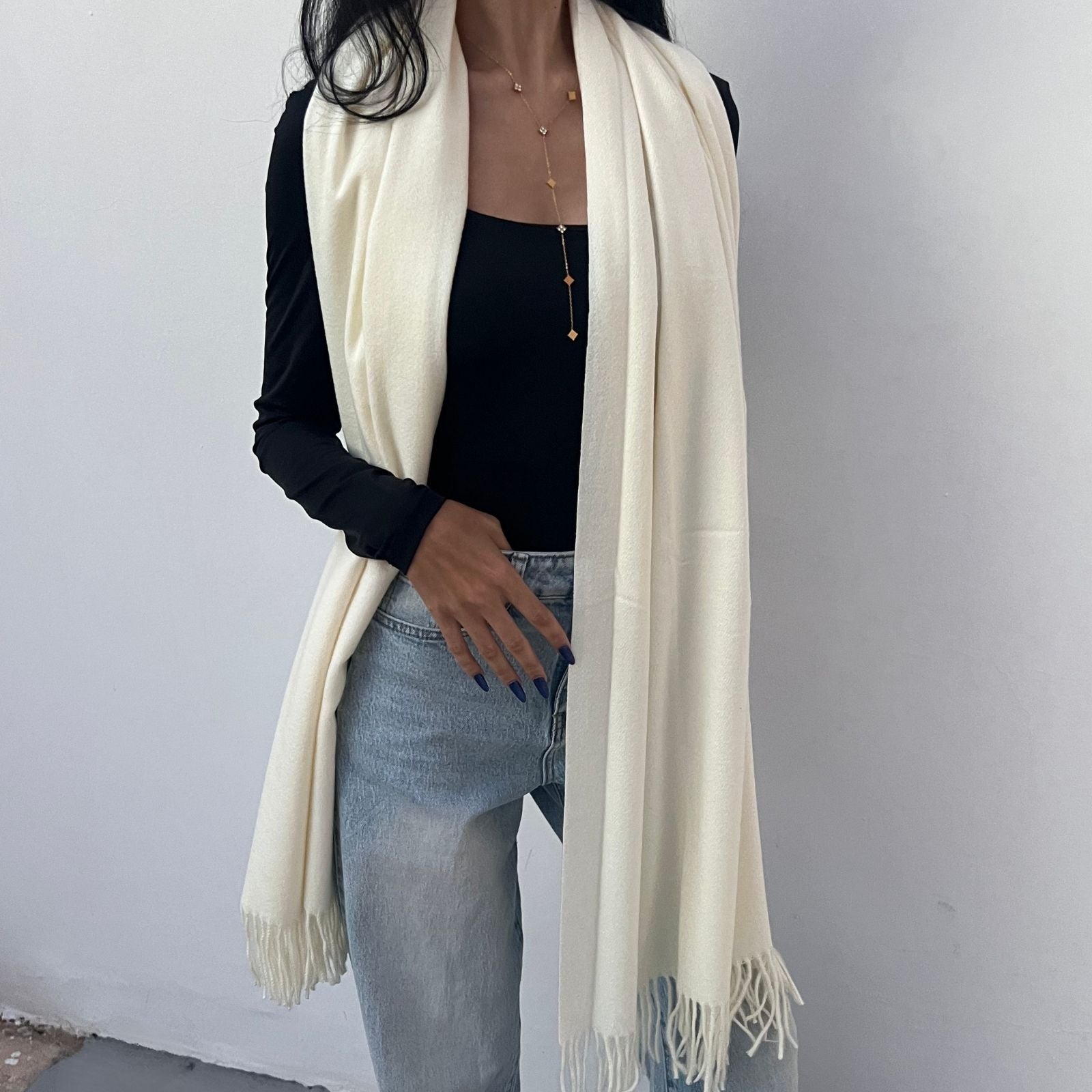 foulard femme, foulard élégant, foulard chic, foulard classique, foulard moderne, foulard tendance, foulard intemporel, foulard luxe, foulard premium, foulard soie, foulard satin, foulard mousseline, foulard léger, foulard doux, foulard fluide, foulard imprimé, foulard uni, foulard à motifs, foulard minimaliste, foulard clean look, foulard fashion, foulard stylé, foulard habillé, foulard quotidien, foulard casual, foulard workwear, foulard bureau, foulard soirée, foulard polyvalent, foulard carré, foulard l