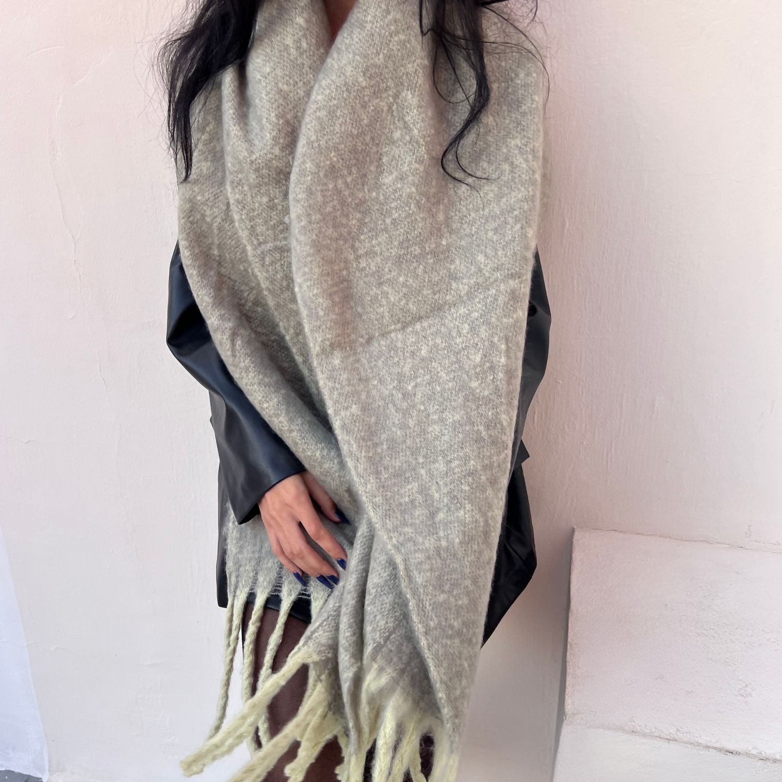 foulard femme, foulard élégant, foulard chic, foulard classique, foulard moderne, foulard tendance, foulard intemporel, foulard luxe, foulard premium, foulard soie, foulard satin, foulard mousseline, foulard léger, foulard doux, foulard fluide, foulard imprimé, foulard uni, foulard à motifs, foulard minimaliste, foulard clean look, foulard fashion, foulard stylé, foulard habillé, foulard quotidien, foulard casual, foulard workwear, foulard bureau, foulard soirée, foulard polyvalent, foulard carré, foulard l