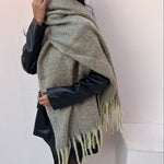 foulard femme, foulard élégant, foulard chic, foulard classique, foulard moderne, foulard tendance, foulard intemporel, foulard luxe, foulard premium, foulard soie, foulard satin, foulard mousseline, foulard léger, foulard doux, foulard fluide, foulard imprimé, foulard uni, foulard à motifs, foulard minimaliste, foulard clean look, foulard fashion, foulard stylé, foulard habillé, foulard quotidien, foulard casual, foulard workwear, foulard bureau, foulard soirée, foulard polyvalent, foulard carré, foulard l