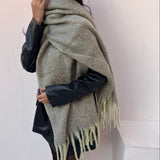 foulard femme, foulard élégant, foulard chic, foulard classique, foulard moderne, foulard tendance, foulard intemporel, foulard luxe, foulard premium, foulard soie, foulard satin, foulard mousseline, foulard léger, foulard doux, foulard fluide, foulard imprimé, foulard uni, foulard à motifs, foulard minimaliste, foulard clean look, foulard fashion, foulard stylé, foulard habillé, foulard quotidien, foulard casual, foulard workwear, foulard bureau, foulard soirée, foulard polyvalent, foulard carré, foulard l