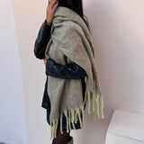 foulard femme, foulard élégant, foulard chic, foulard classique, foulard moderne, foulard tendance, foulard intemporel, foulard luxe, foulard premium, foulard soie, foulard satin, foulard mousseline, foulard léger, foulard doux, foulard fluide, foulard imprimé, foulard uni, foulard à motifs, foulard minimaliste, foulard clean look, foulard fashion, foulard stylé, foulard habillé, foulard quotidien, foulard casual, foulard workwear, foulard bureau, foulard soirée, foulard polyvalent, foulard carré, foulard l