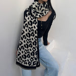 foulard femme, foulard élégant, foulard chic, foulard classique, foulard moderne, foulard tendance, foulard intemporel, foulard luxe, foulard premium, foulard soie, foulard satin, foulard mousseline, foulard léger, foulard doux, foulard fluide, foulard imprimé, foulard uni, foulard à motifs, foulard minimaliste, foulard clean look, foulard fashion, foulard stylé, foulard habillé, foulard quotidien, foulard casual, foulard workwear, foulard bureau, foulard soirée, foulard polyvalent, foulard carré, foulard l