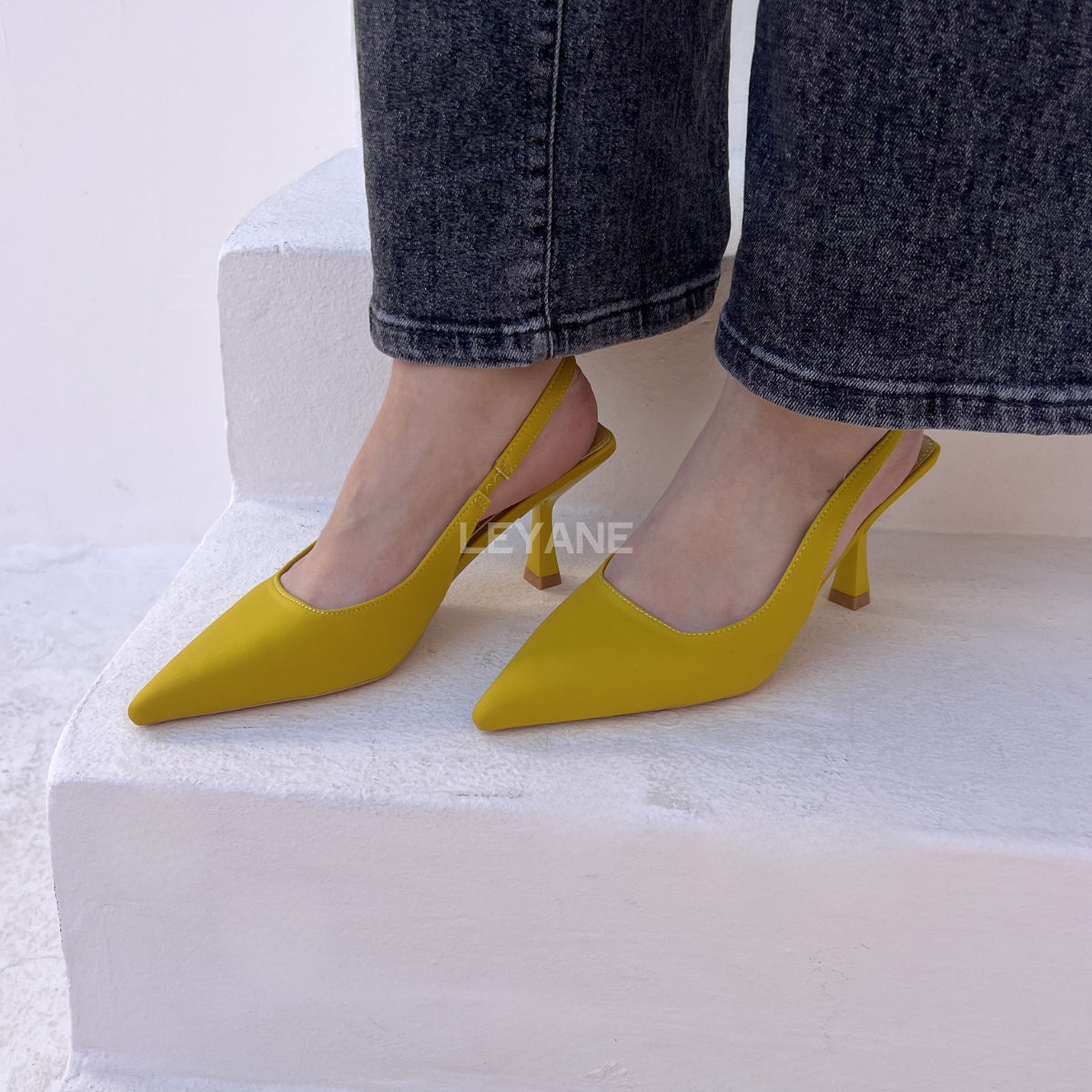escarpins femme, escarpins à talons, escarpins talon haut, escarpins talon moyen, escarpins talon confortable, escarpins talon fin, escarpins talon carré, escarpins élégants, escarpins chic, escarpins classiques, escarpins modernes, escarpins tendance, escarpins intemporels, escarpins soirée, escarpins habillés, escarpins bureau, escarpins workwear, escarpins minimalistes, escarpins bout pointu, escarpins bout fermé, escarpins bride arrière, slingback femme, escarpins vernis, escarpins en daim, escarpins en