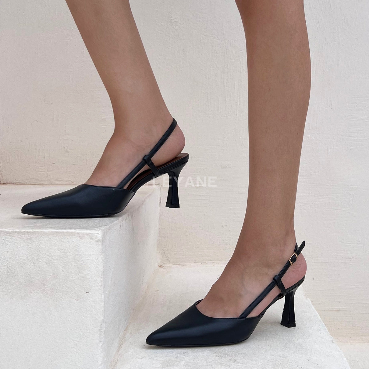 escarpins femme, escarpins à talons, escarpins talon haut, escarpins talon moyen, escarpins talon confortable, escarpins talon fin, escarpins talon carré, escarpins élégants, escarpins chic, escarpins classiques, escarpins modernes, escarpins tendance, escarpins intemporels, escarpins soirée, escarpins habillés, escarpins bureau, escarpins workwear, escarpins minimalistes, escarpins bout pointu, escarpins bout fermé, escarpins bride arrière, slingback femme, escarpins vernis, escarpins en daim, escarpins en