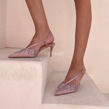 escarpins femme, escarpins à talons, escarpins talon haut, escarpins talon moyen, escarpins talon confortable, escarpins talon fin, escarpins talon carré, escarpins élégants, escarpins chic, escarpins classiques, escarpins modernes, escarpins tendance, escarpins intemporels, escarpins soirée, escarpins habillés, escarpins bureau, escarpins workwear, escarpins minimalistes, escarpins bout pointu, escarpins bout fermé, escarpins bride arrière, slingback femme, escarpins vernis, escarpins en daim, escarpins en